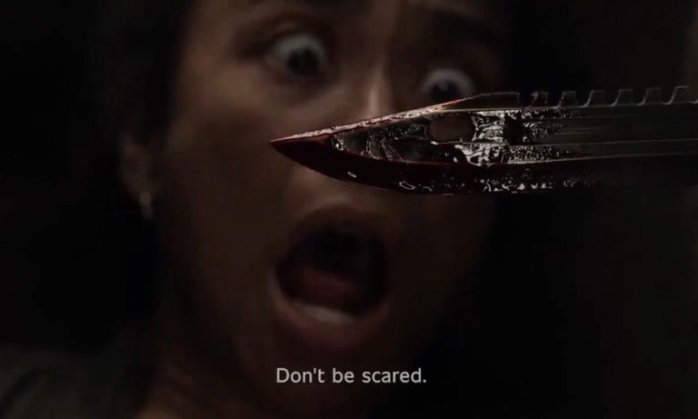 Connie assustada encarando uma faca com sangue na 11ª temporada de The Walking Dead