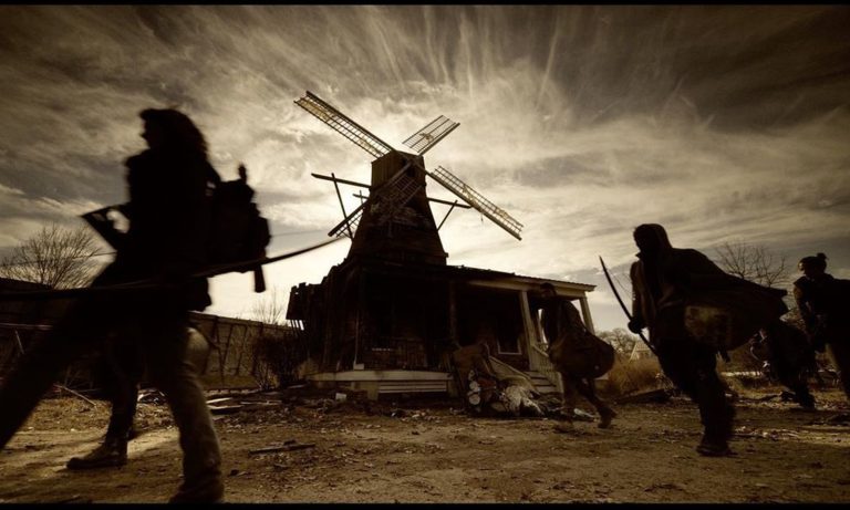 Maggie, Hershel, Elijah, Magna e outros personagens em movimento em Alexandria em imagem dos bastidores das gravações da 11ª e última temporada de The Walking Dead.