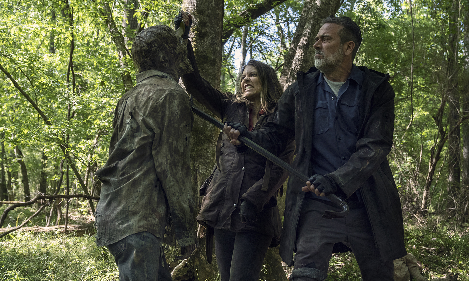 Negan e Maggie matando um walker juntos em imagem da 11ª e última temporada de The Walking Dead