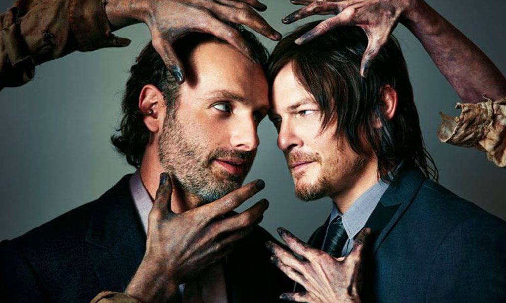 Norman Reedus (Daryl) e Andrew Lincoln (Rick) se encaram enquanto mãos de zumbis tentam pegá-los em ensaio fotográfico para a Atlanta Magazine.