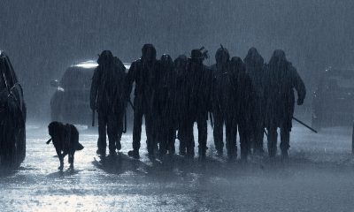 Sobreviventes na chuva em imagem do episódio 1 da 11ª e última temporada de The Walking Dead