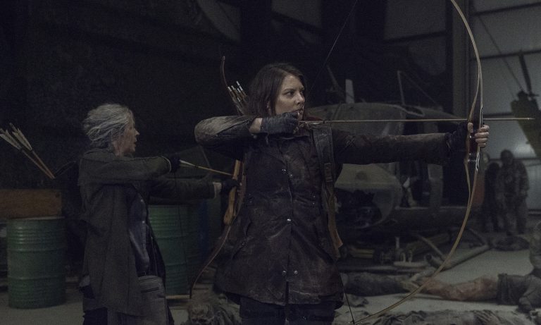 Maggie e Carol atirando de arco e flechas no episódio 1 da 11ª temporada de The Walking Dead.