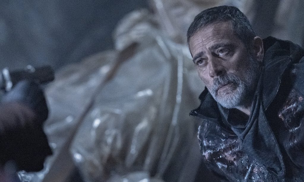 Maggie apontando uma arma para Negan no primeiro episódio da 11ª e última temporada de The Walking Dead.