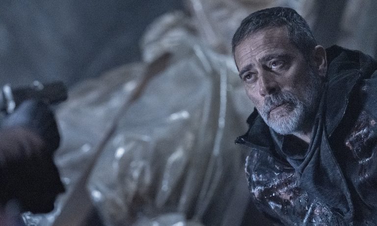 Maggie apontando uma arma para Negan no primeiro episódio da 11ª e última temporada de The Walking Dead.