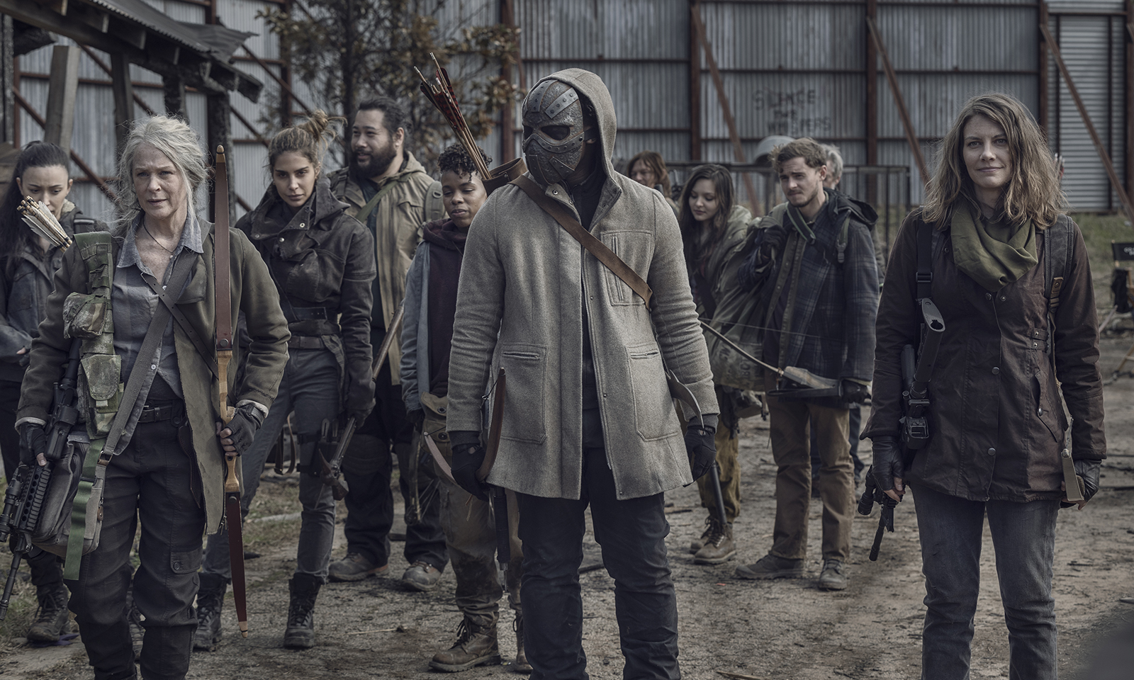 Maggie, Elijah, Carol e outros sobreviventes em Alexandria em imagem da 11ª temporada de The Walking Dead.