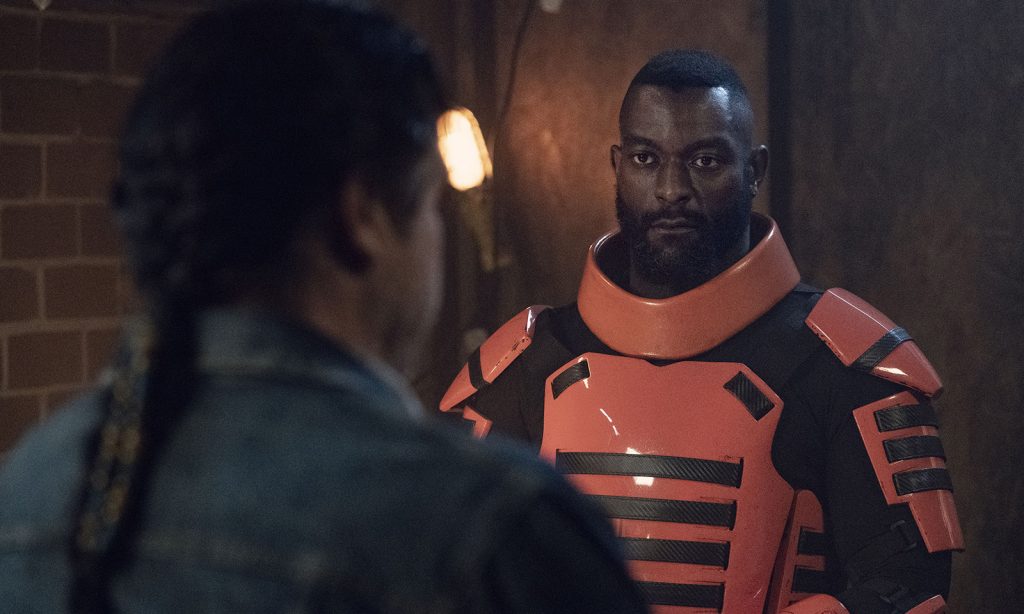 Mercer interrogando Eugene em imagem do episódio 2 - Acheron: Part II da 11ª temporada de The Walking Dead