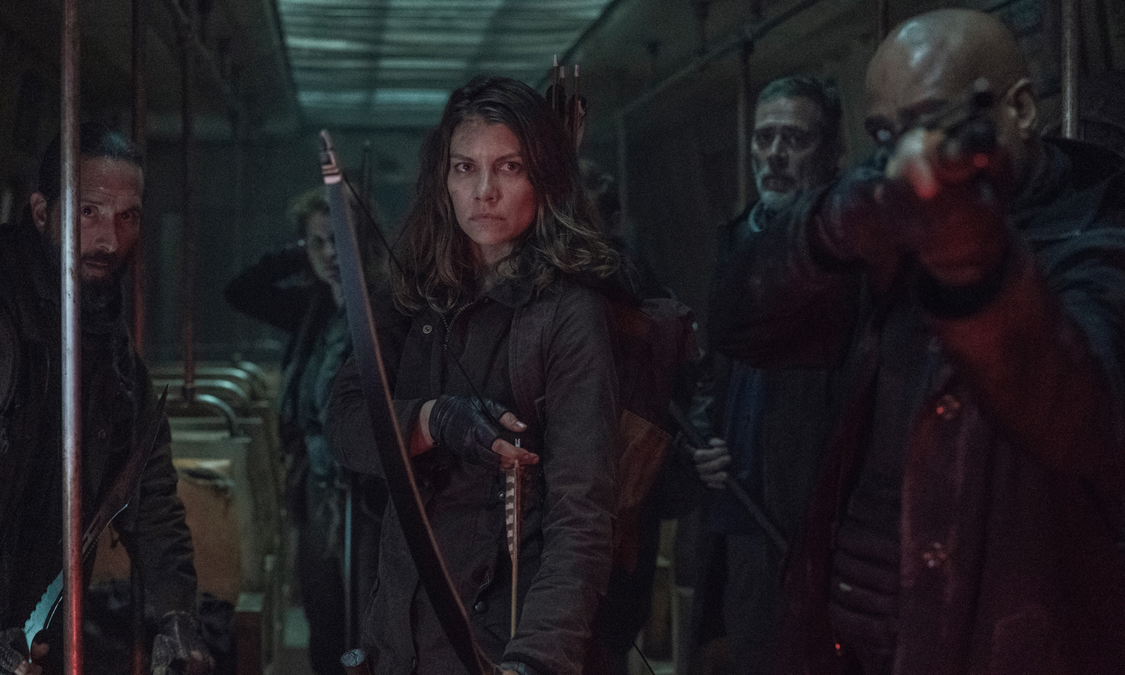 Cole, Agatha, Maggie, Negan e Gabriel dentro do metrô no episódio 2 da 11ª temporada de The Walking Dead.