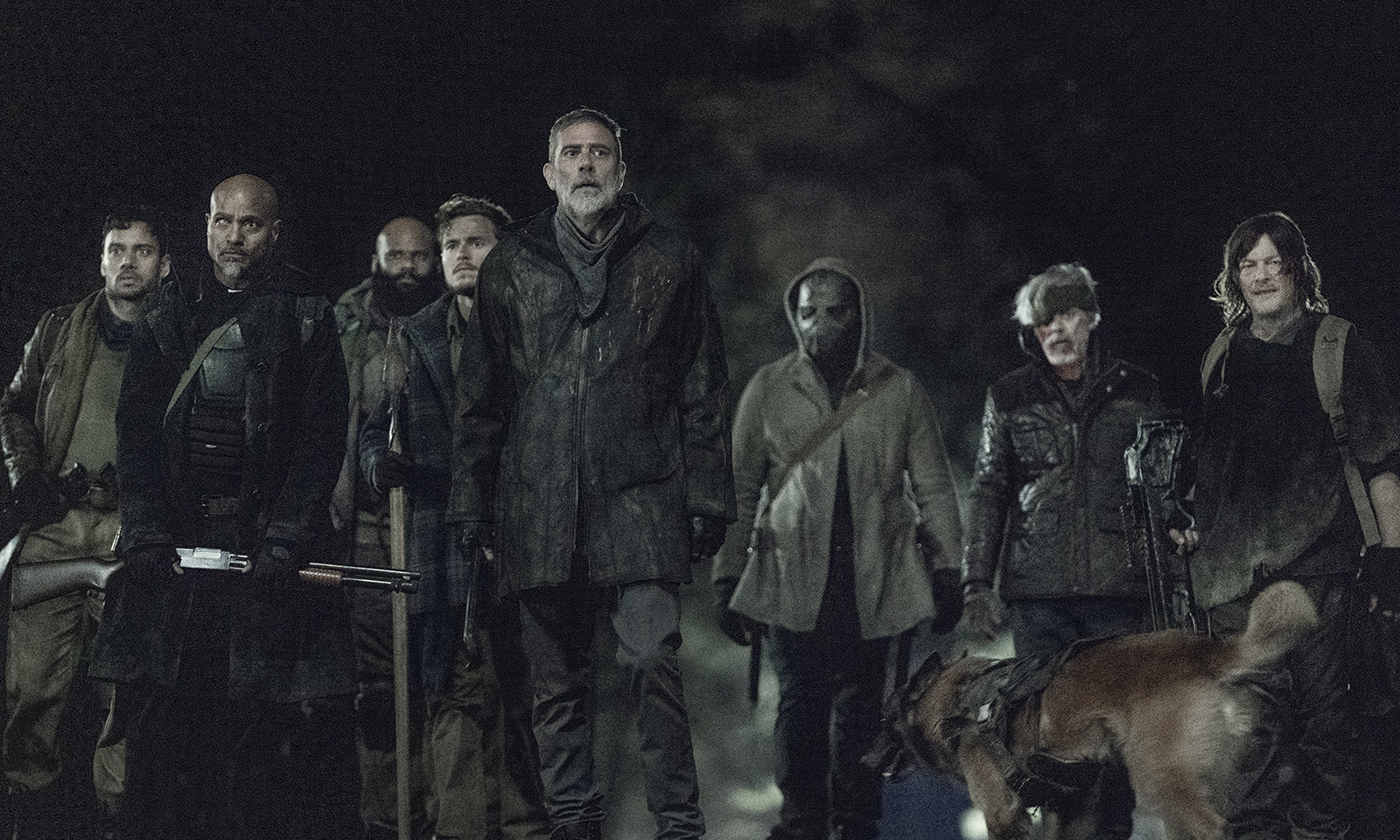 Negan, Daryl, Dog e os outros caminhando após saírem do metrô no episódio 2 da 11ª temporada de The Walking Dead.