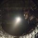 Daryl apontando uma lanterna e observando um túnel no episódio 2 da 11ª temporada de The Walking Dead.
