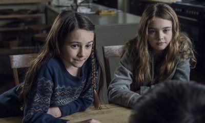 Judith e Gracie brincando com as outras crianças no episódio 3 - Hunted da 11ª temporada de The Walking Dead.