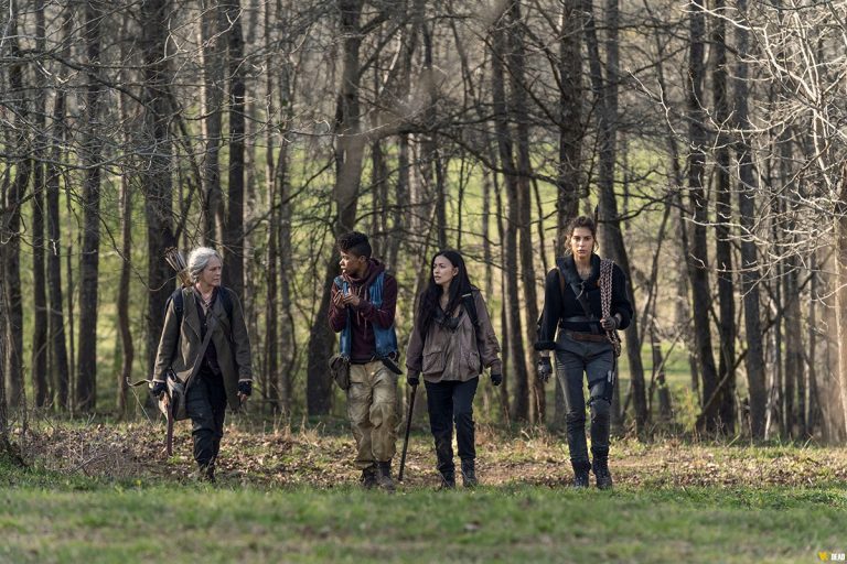 Carol, Kelly, Rosita e Magna caminhando pela floresta no episódio 3 - Hunted - da 11ª temporada de The Walking Dead.