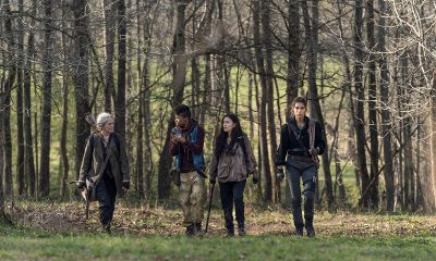 Carol, Kelly, Rosita e Magna caminhando pela floresta no episódio 3 - Hunted - da 11ª temporada de The Walking Dead.