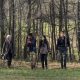 Carol, Kelly, Rosita e Magna caminhando pela floresta no episódio 3 - Hunted - da 11ª temporada de The Walking Dead.