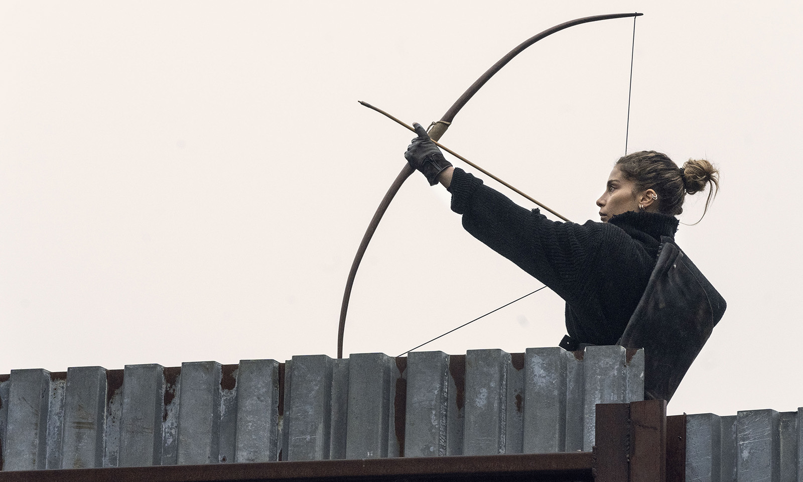 Magna apontando seu arco e flecha no episódio Hunted da 11ª temporada de The Walking Dead.