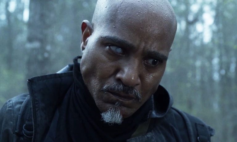 Gabriel encarando um ceifador ferido no episódio 3 da 11ª temporada de The Walking Dead.