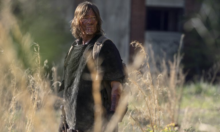Daryl todo sujo de sangue observando algo ou alguém no episódio 4 - Rendition da 11ª temporada de The Walking Dead.