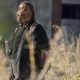 Daryl todo sujo de sangue observando algo ou alguém no episódio 4 - Rendition da 11ª temporada de The Walking Dead.