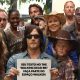 Norman Reedus ao lado de fãs de The Walking Dead usando cosplays dos personagens da série de TV.