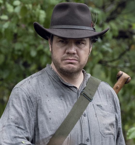 Josh McDermitt como Eugene Porter segurando sua arma em cena da 10ª temporada de The Walking Dead.
