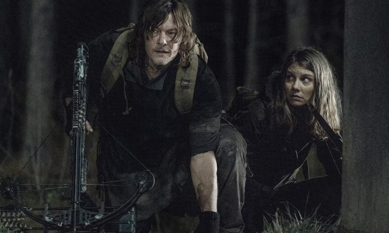 Daryl e Maggie escondidos na floresta no episódio 2 da 11ª temporada de The Walking Dead.