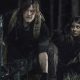 Daryl e Maggie escondidos na floresta no episódio 2 da 11ª temporada de The Walking Dead.