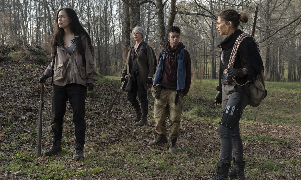 Rosita, Carol, Kelly e Magna na floresta em busca de cavalos no episódio 3 da 11ª temporada de The Walking Dead.