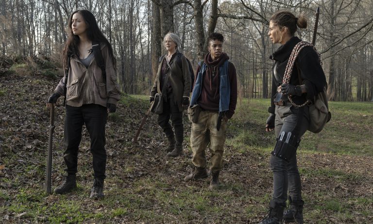 Rosita, Carol, Kelly e Magna na floresta em busca de cavalos no episódio 3 da 11ª temporada de The Walking Dead.
