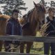 Kelly e Magna segurando um cavalo no episódio 3 da 11ª temporada de The Walking Dead.