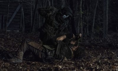 Daryl lutando contra um Ceifador no episódio 4 da 11ª temporada de The Walking Dead.