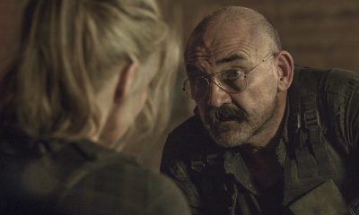Pope conversando com Leah em Meridian no episódio 4 da 11ª temporada de The Walking Dead.