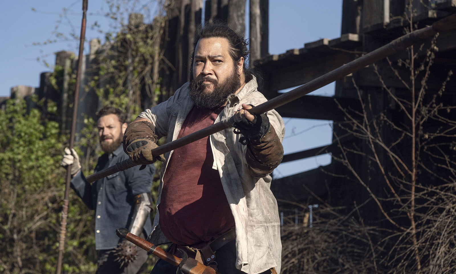 Jerry e Aaron lutando contra zumbis em Alexandria no episódio 5 da 11ª temporada de The Walking Dead.