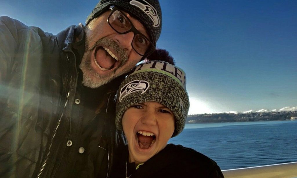 Jeffrey Dean Morgan e Gus Morgan em uma selfie durante um passeio.