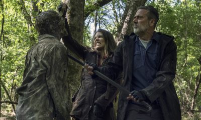 Maggie e Negan matando um zumbi juntos na floresta no episódio 5 da 11ª temporada de The Walking Dead.