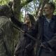 Maggie e Negan matando um zumbi juntos na floresta no episódio 5 da 11ª temporada de The Walking Dead.