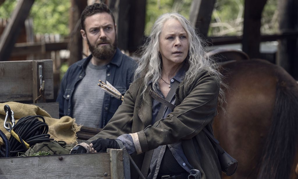 Aaron e Carol observando algo ou alguém no episódio 5 da 11ª temporada de The Walking Dead.