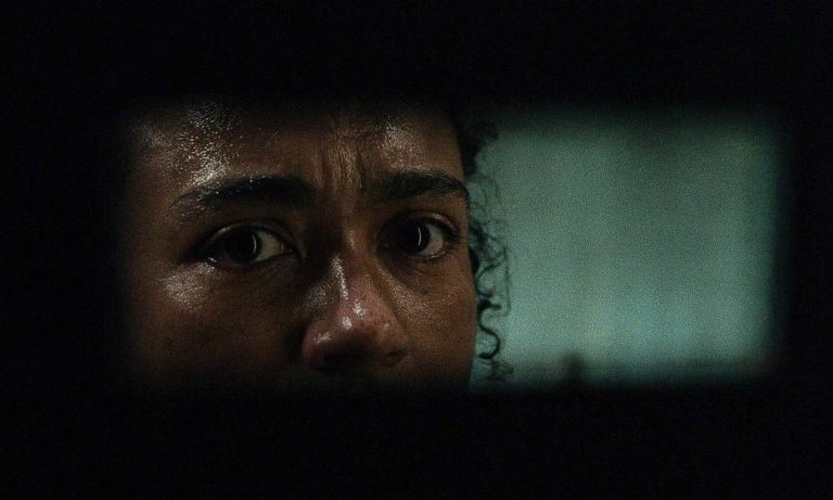 Connie assustada e observando por uma brecha no episódio 6 da 11ª temporada de The Walking Dead.