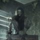Mulher selvagem segurando algo em cima de alguma coisa em casa abandonada no episódio 6 da 11ª temporada de The Walking Dead.
