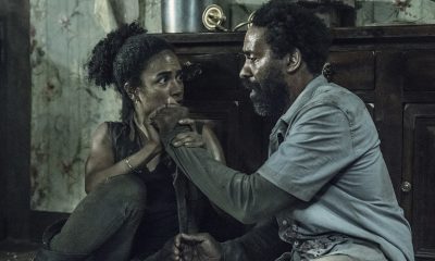 Connie e Virgil sentados no chão da casa e tocando um na mão do outro no episódio 6 da 11ª temporada de The Walking Dead.