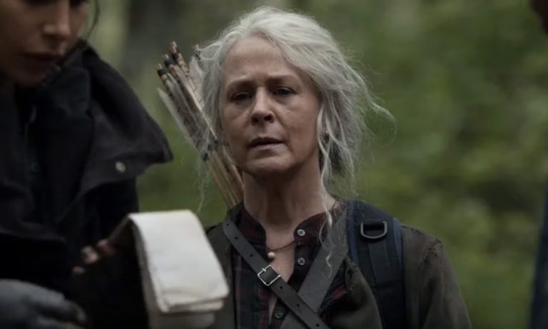 Carol, Magna e Kelly analisando o caderno de anotações de Connie no episódio 6 da 11ª temporada de The Walking Dead.