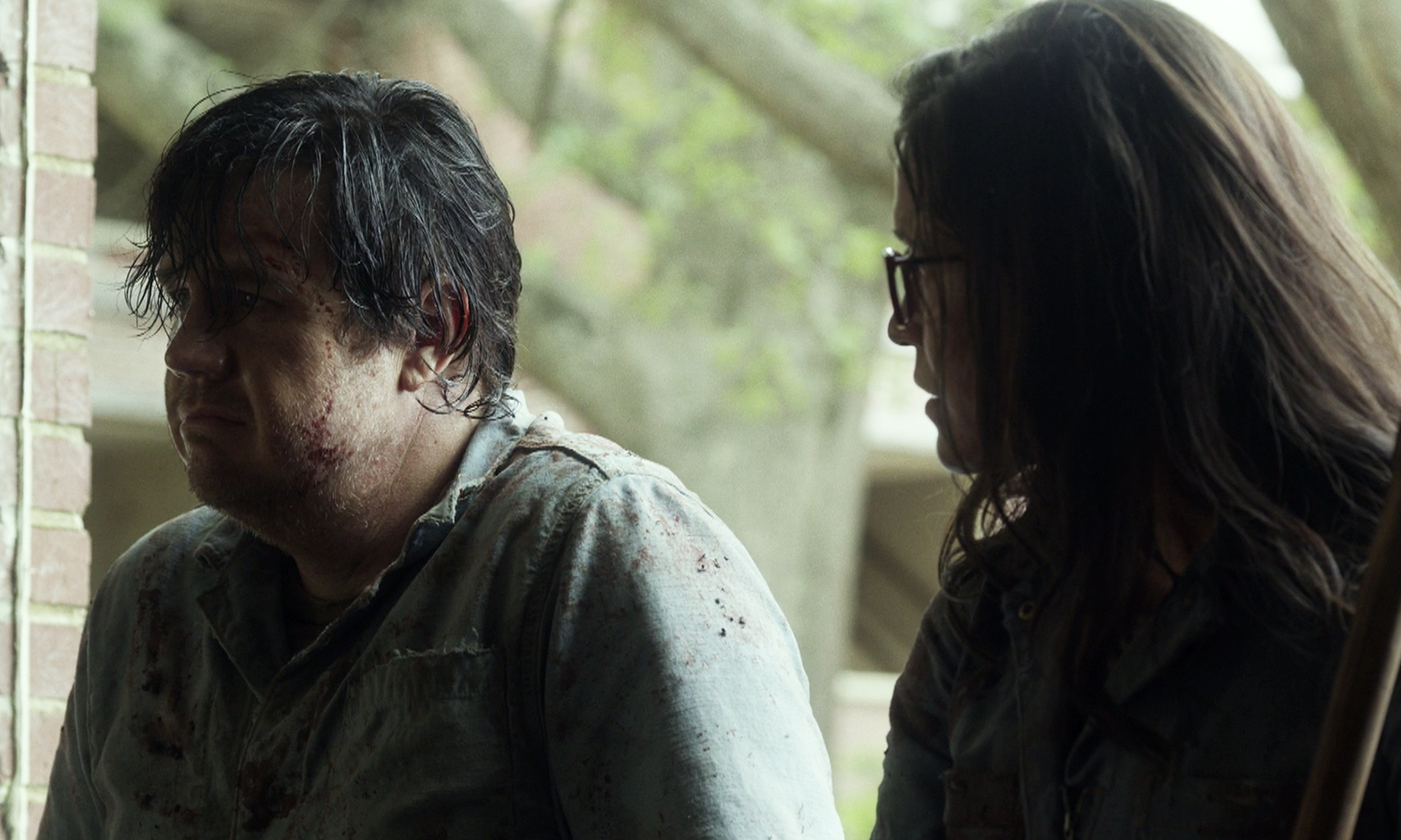 Eugene e "Stephanie" conversando após limparem um local de walkers no episódio 7 da 11ª temporada de The Walking Dead.