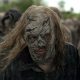 Maggie usando uma máscara de Sussurrador e andando em meio a uma horda de zumbis no episódio 7 da 11ª temporada de The Walking Dead.