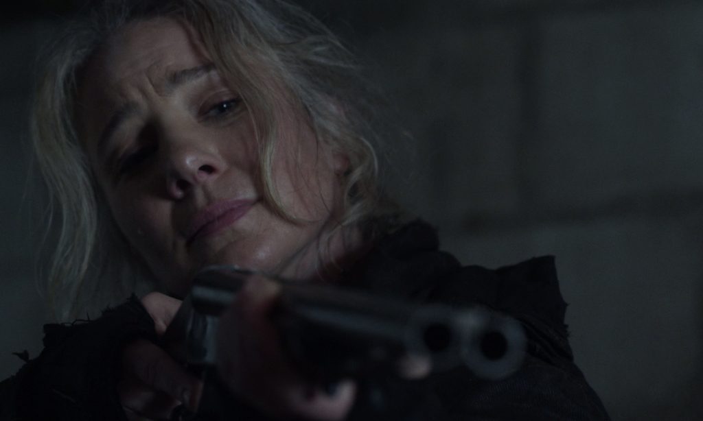 Leah apontando sua arma no episódio 7 da 11ª temporada de The Walking Dead.