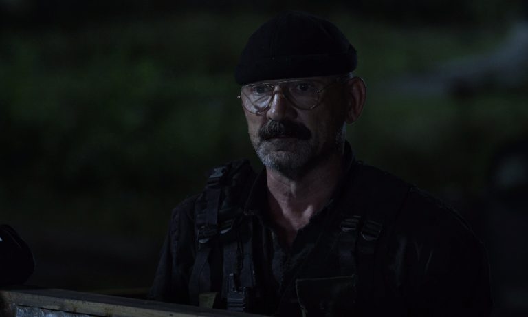 Pope observando a horda de zumbis no muro de Meridian no episódio 8 da 11ª temporada de The Walking Dead.