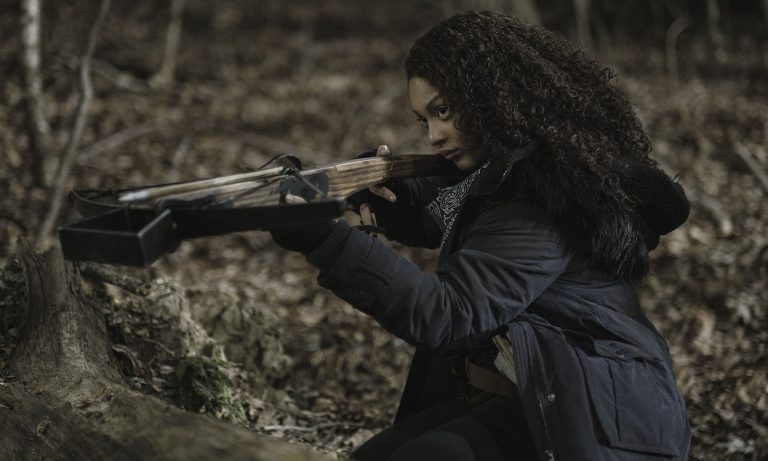 Iris mirando com sua crossbow no episódio 1 da 2ª temporada de TWD World Beyond.