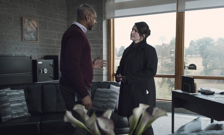 Leo e Elizabeth conversando no episódio 2 da 2ª temporada de The Walking Dead: World Beyond.