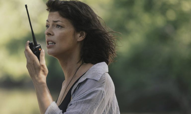 Jadis/Anne falando ao walkie talkie na 9ª temporada de The Walking Dead
