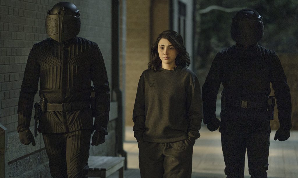 Hope andando escoltada por dois soldados da CRM na 2ª temporada de TWD World Beyond.