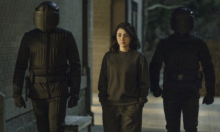 Hope andando escoltada por dois soldados da CRM na 2ª temporada de TWD World Beyond.