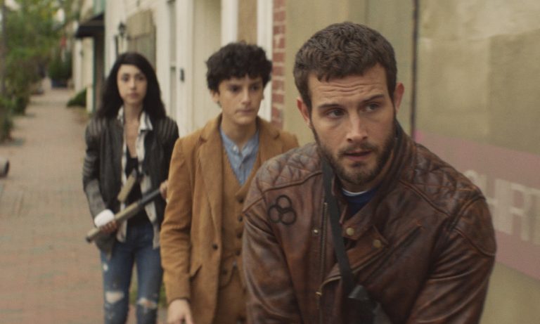 Felix, Elton e Hope juntos e armados no episódio 6 da 1ª temporada de TWD World Beyond.