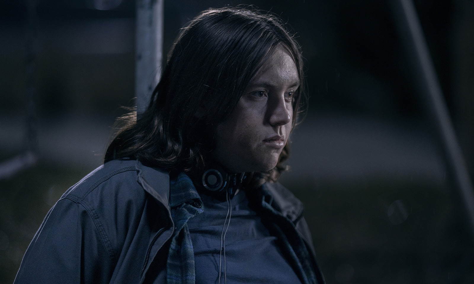 Silas amarrado no parquinho no episódio 8 da 1ª temporada de The Walking Dead: World Beyond.